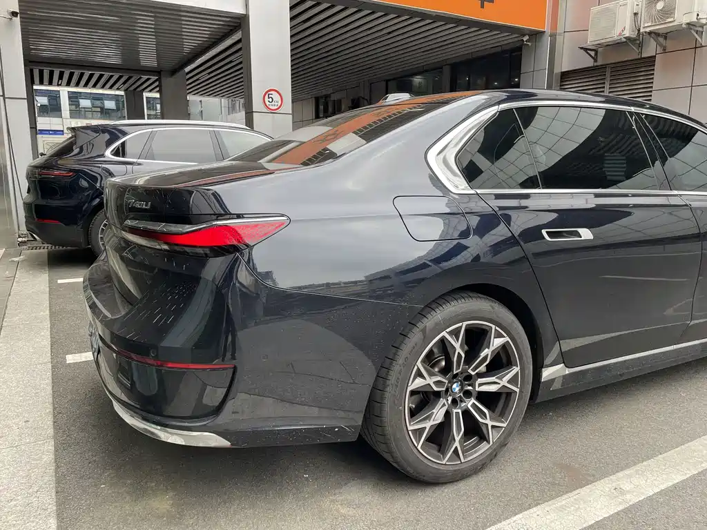 BMW 7 Series — фото 11