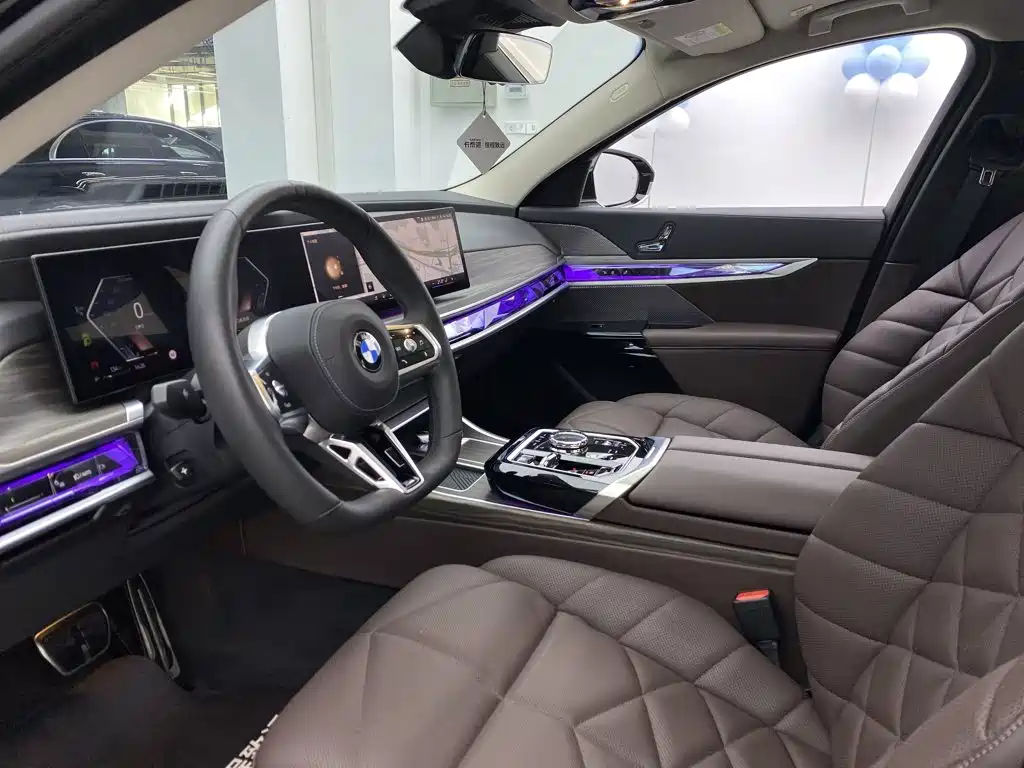 BMW 7 Series — фото 17