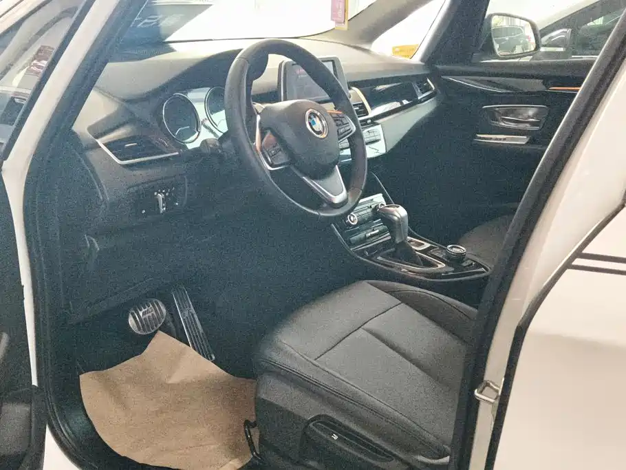BMW 2 Series Active Tourer — фото 8