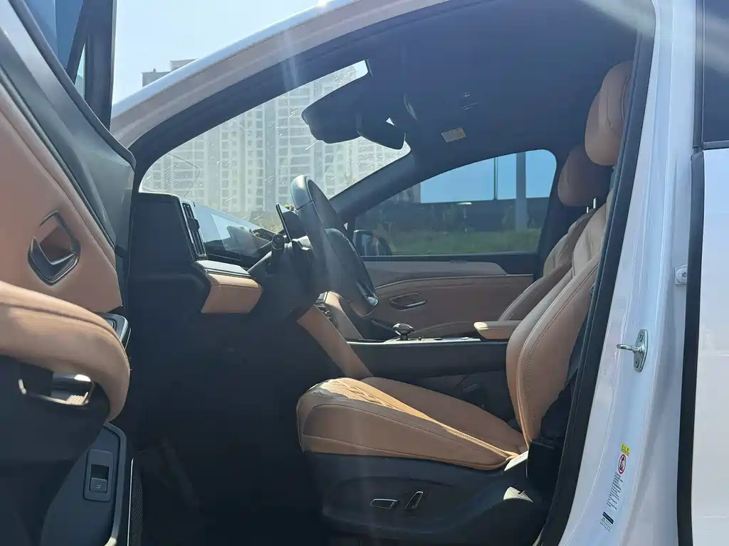 BYD L DM-i — фото 4