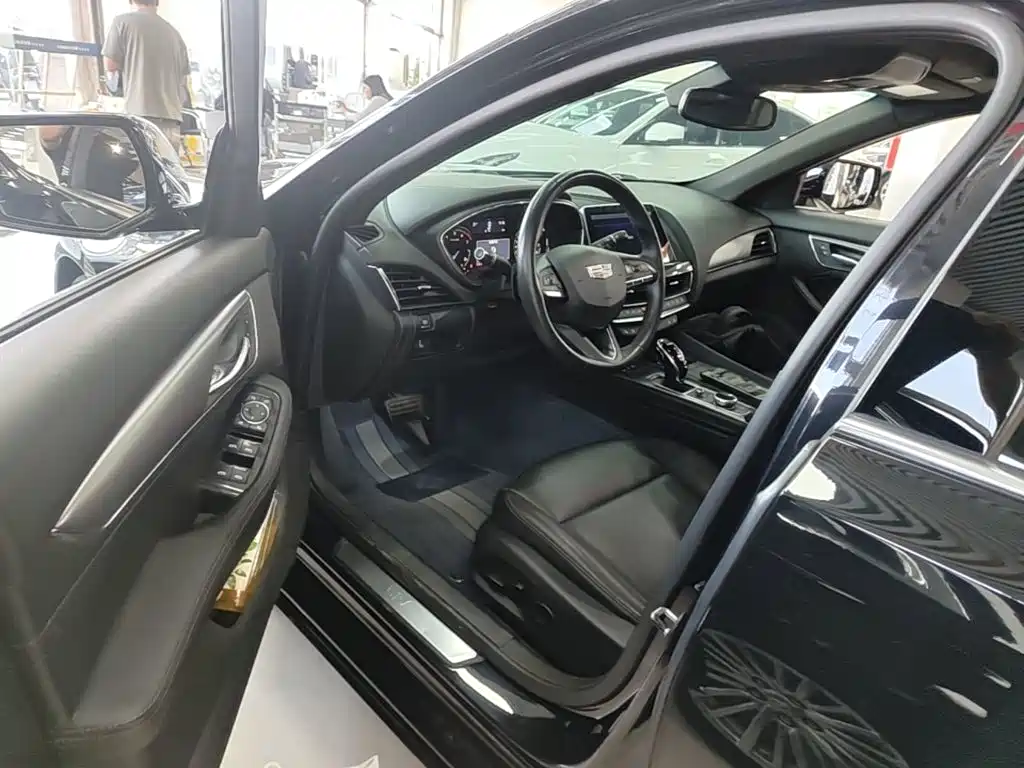 Cadillac CT5 — фото 15