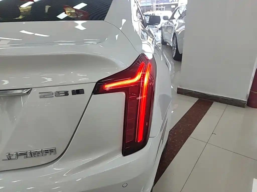 Cadillac CT5 — фото 8