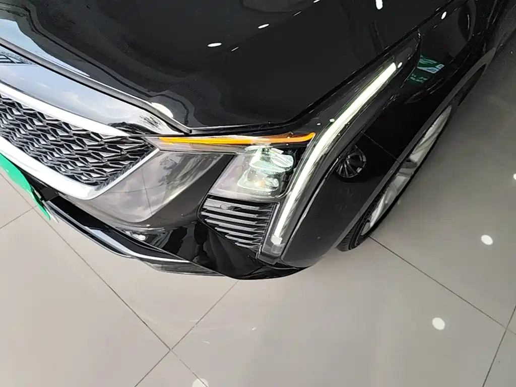 Cadillac CT5 — фото 24