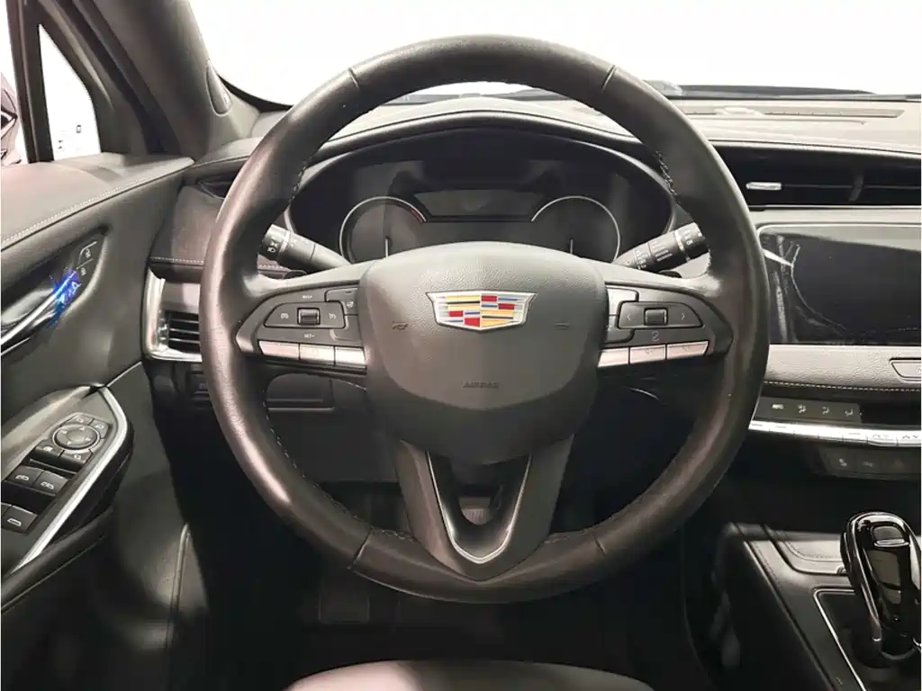 Cadillac XT4 — фото 8