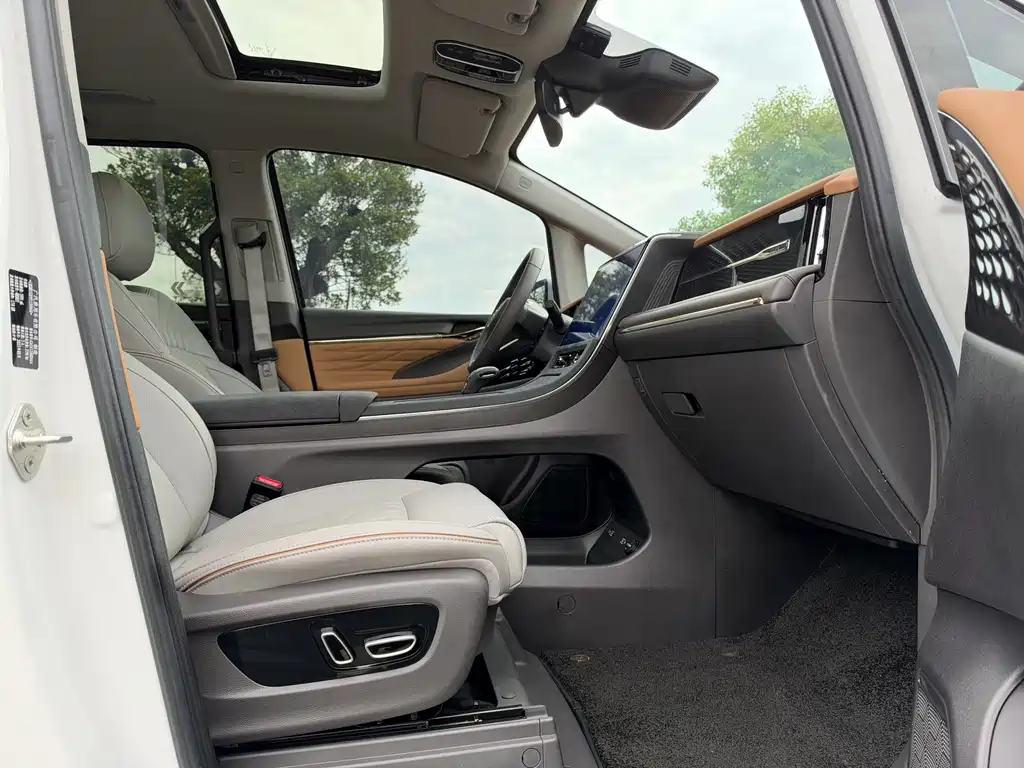 GAC Motor Trumpchi M8 — фото 10