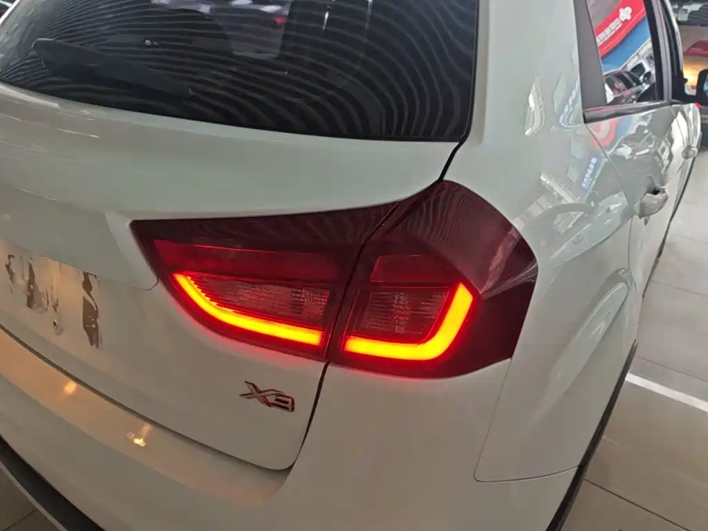 Geely Vision X3 — фото 8