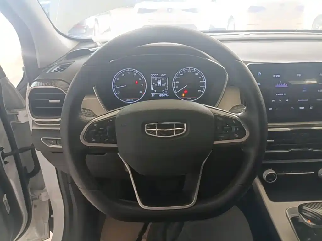 Geely Binyue — фото 10