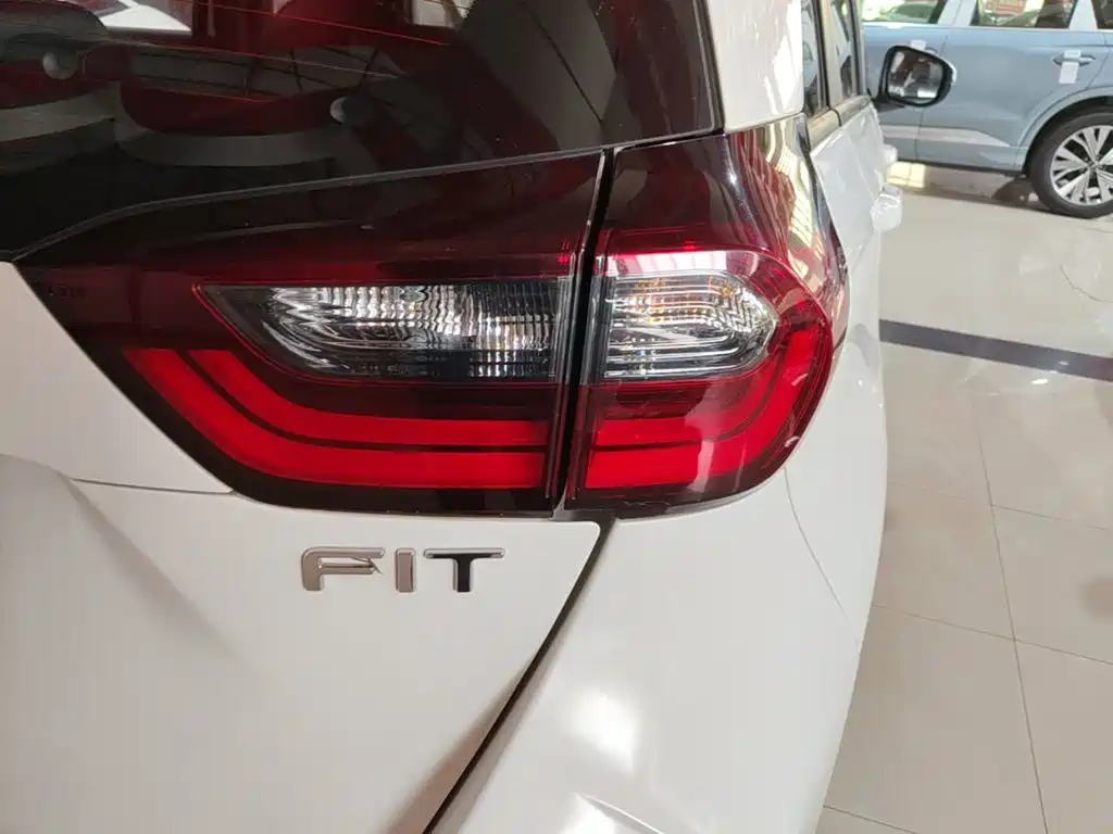Honda Fit — фото 7