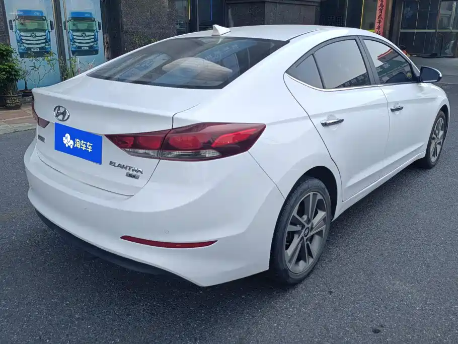 Hyundai Elantra — фото 3