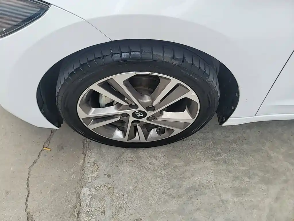 Hyundai Elantra — фото 23
