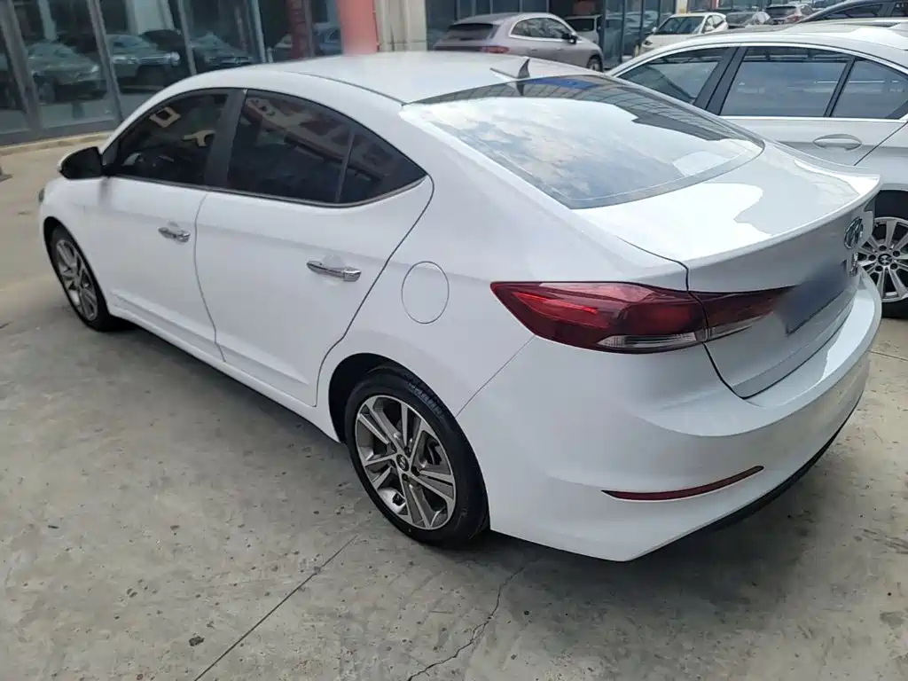 Hyundai Elantra — фото 5