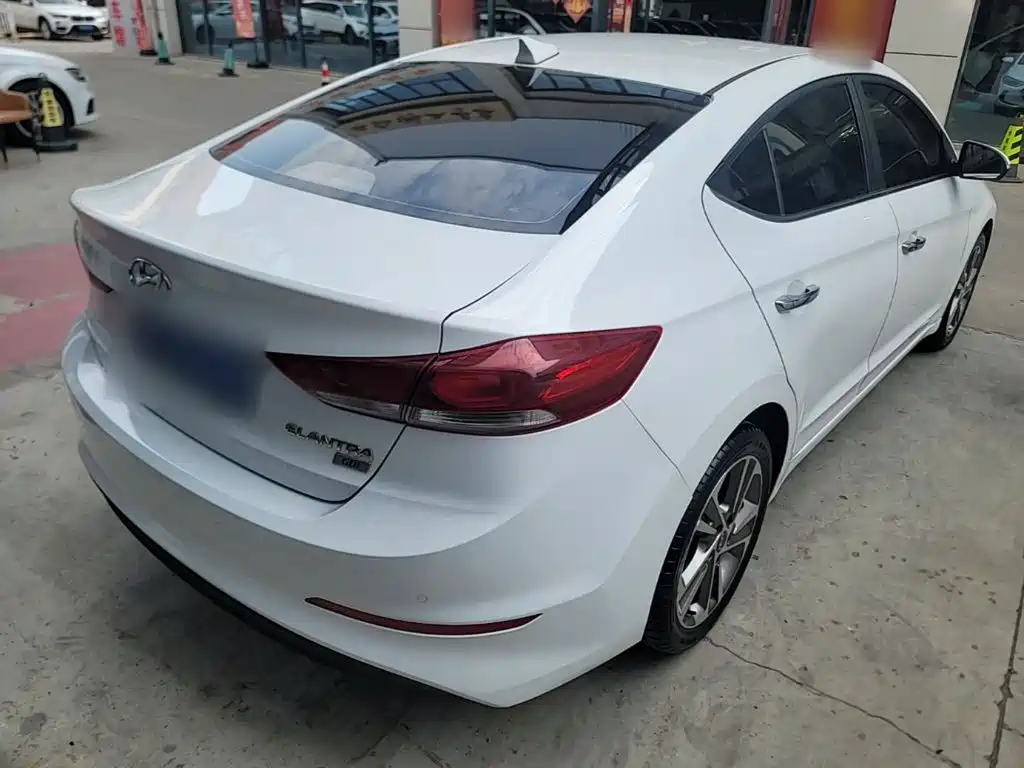 Hyundai Elantra — фото 7