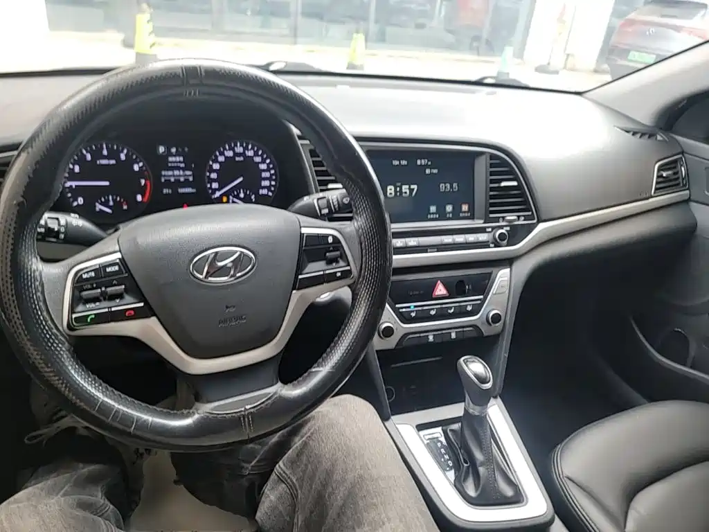 Hyundai Elantra — фото 10