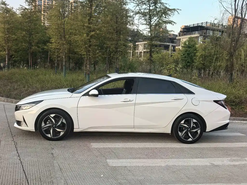Hyundai Elantra — фото 5