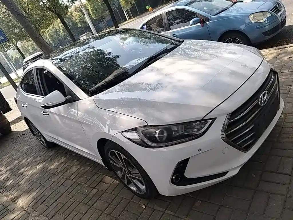 Hyundai Elantra — фото 3
