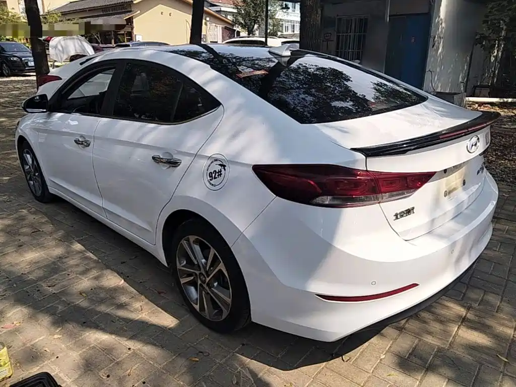 Hyundai Elantra — фото 4