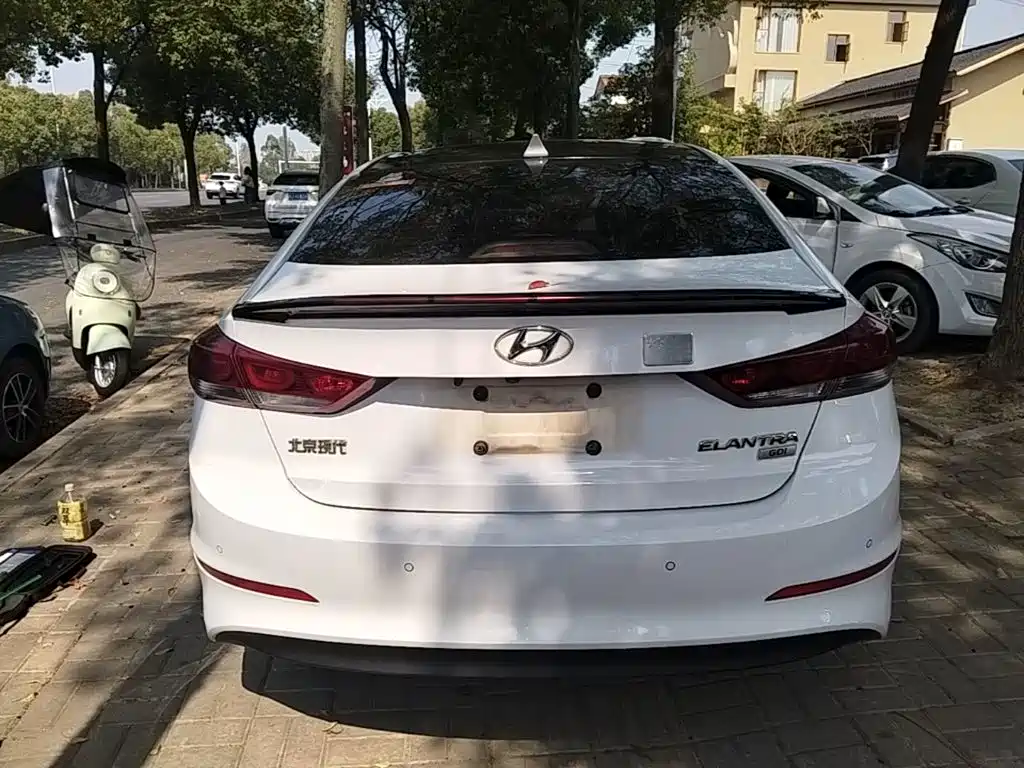 Hyundai Elantra — фото 5