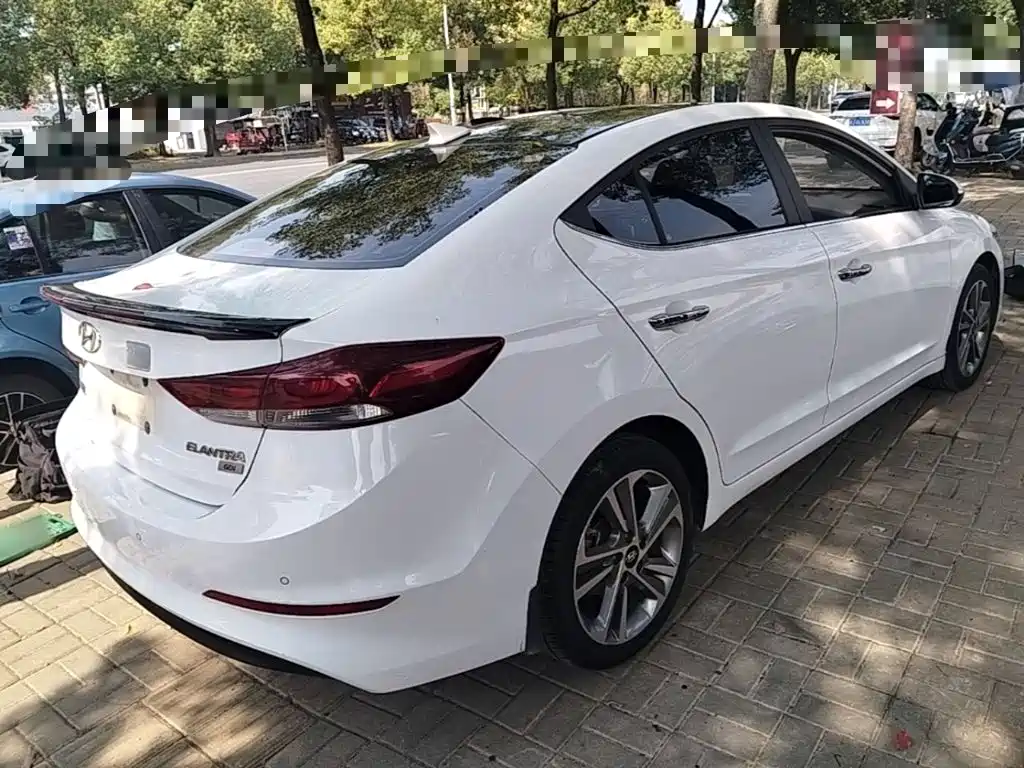 Hyundai Elantra — фото 6
