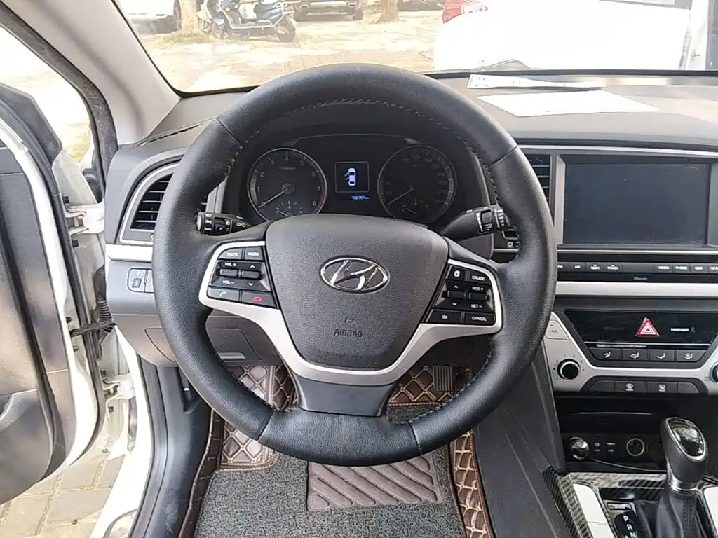 Hyundai Elantra — фото 10