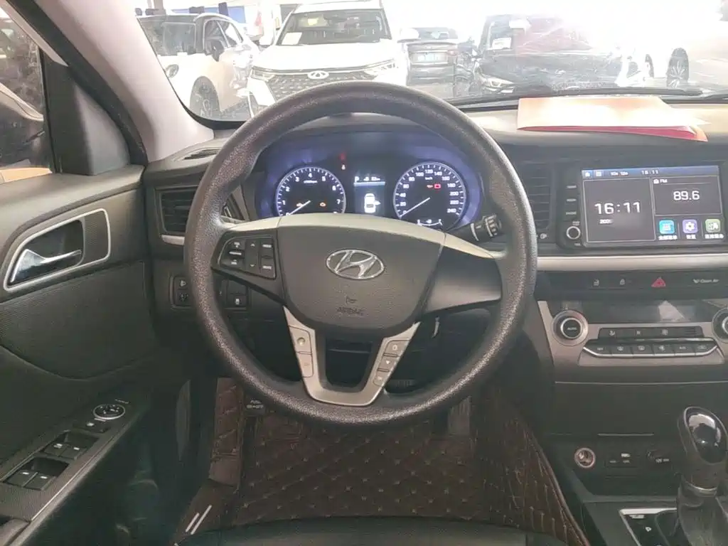 Hyundai Mistra — фото 10