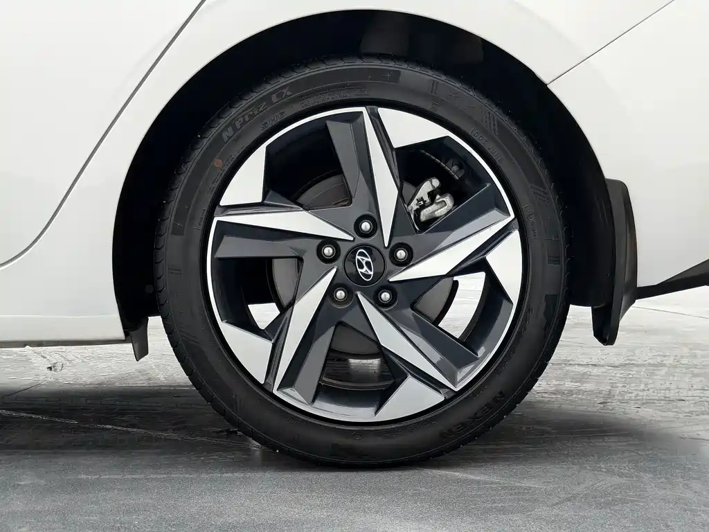 Hyundai Elantra — фото 10
