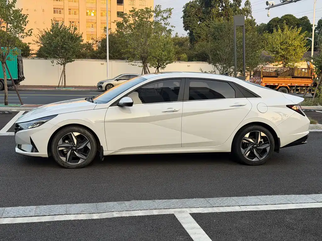Hyundai Elantra — фото 2