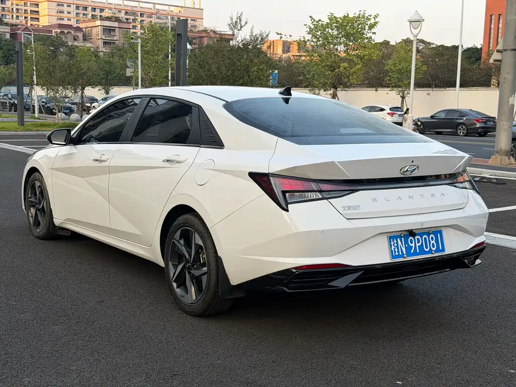 Hyundai Elantra — фото 3