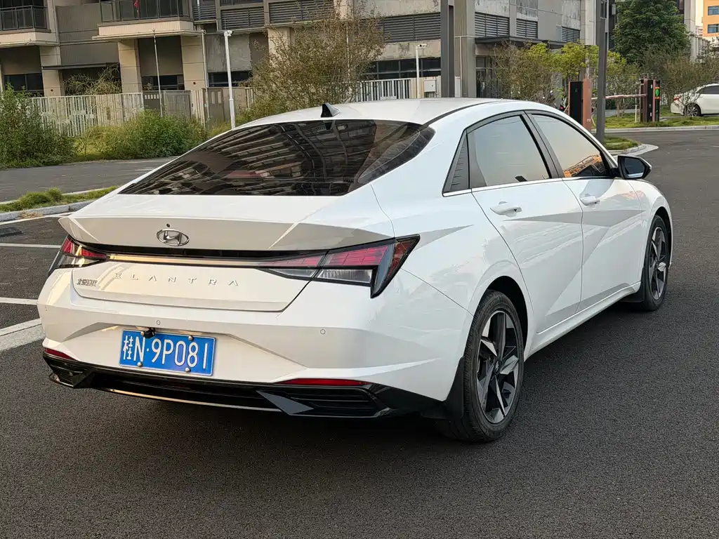 Hyundai Elantra — фото 5