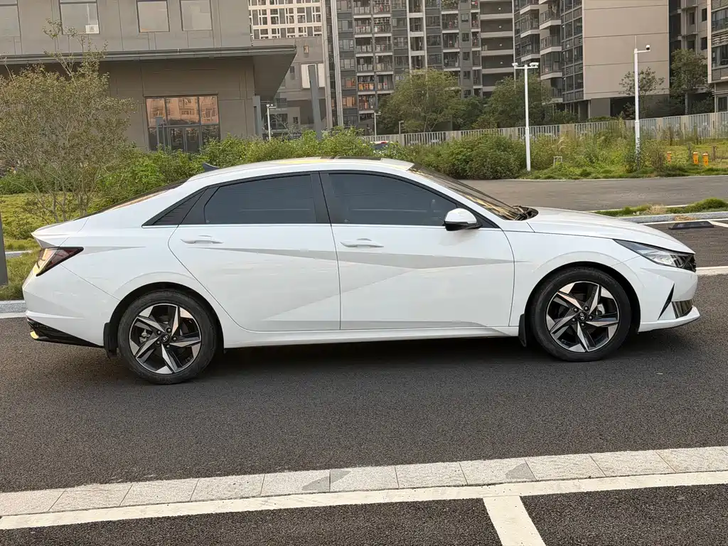 Hyundai Elantra — фото 6
