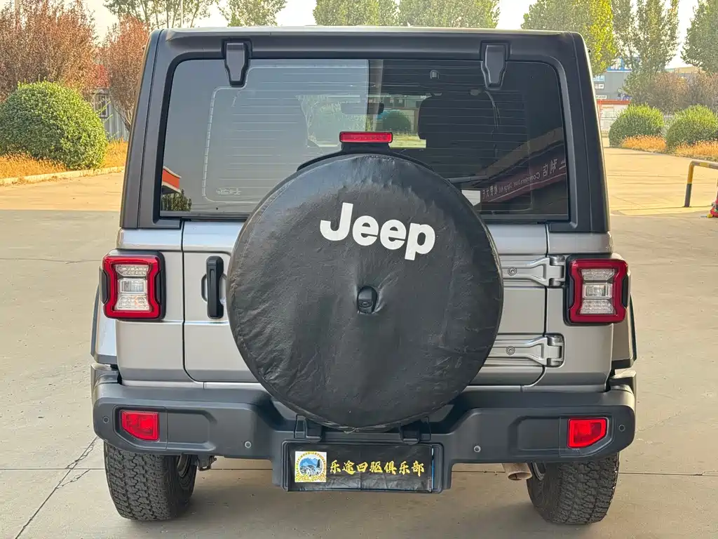 Jeep Wrangler — фото 8