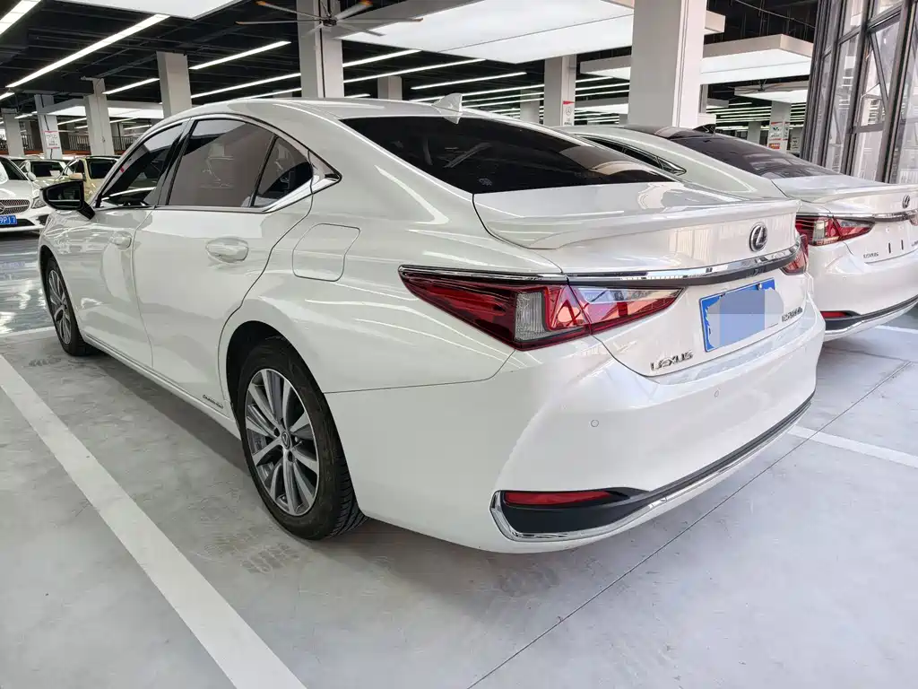 Lexus ES — фото 17