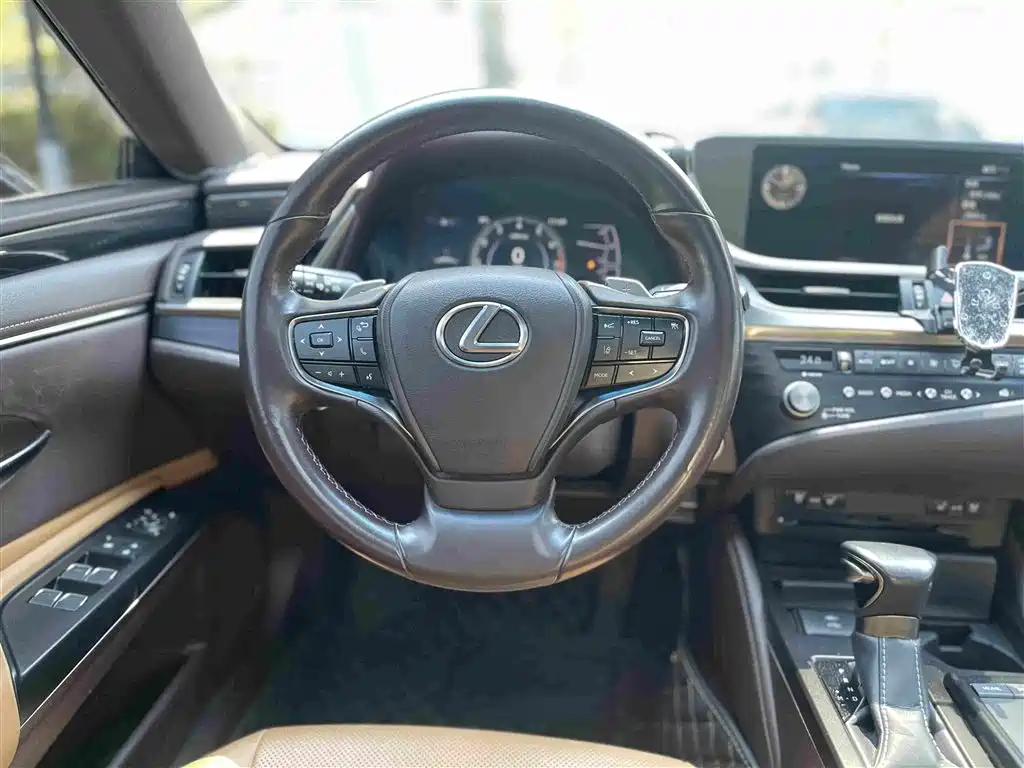 Lexus ES — фото 15