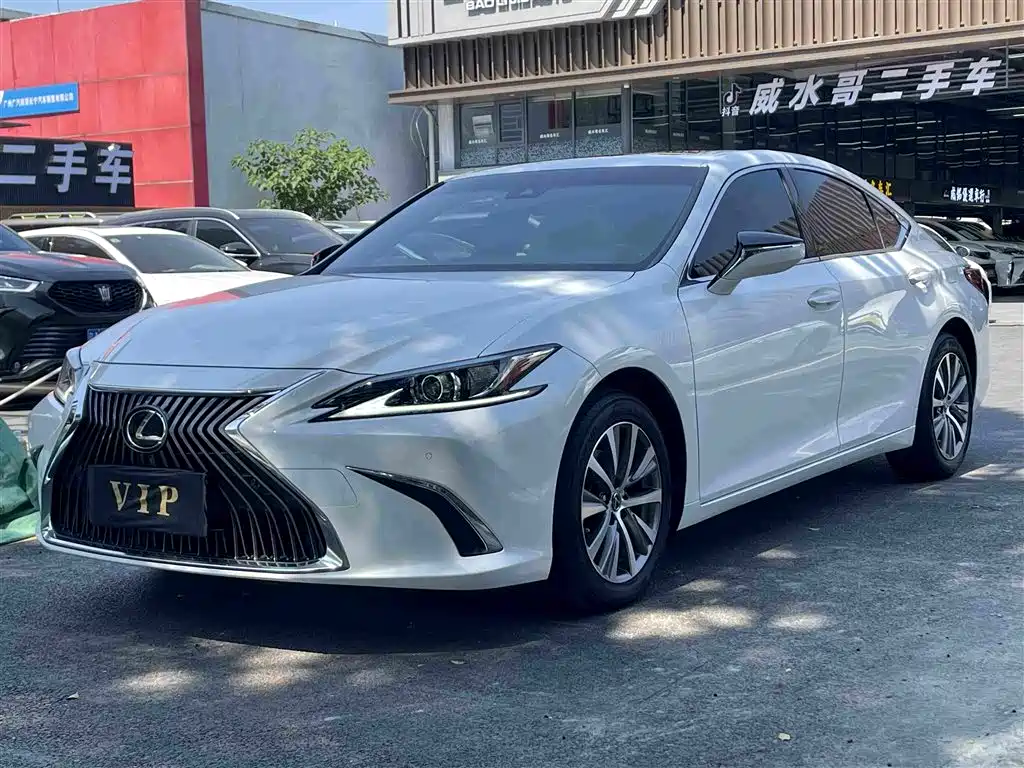 Lexus ES — фото 1