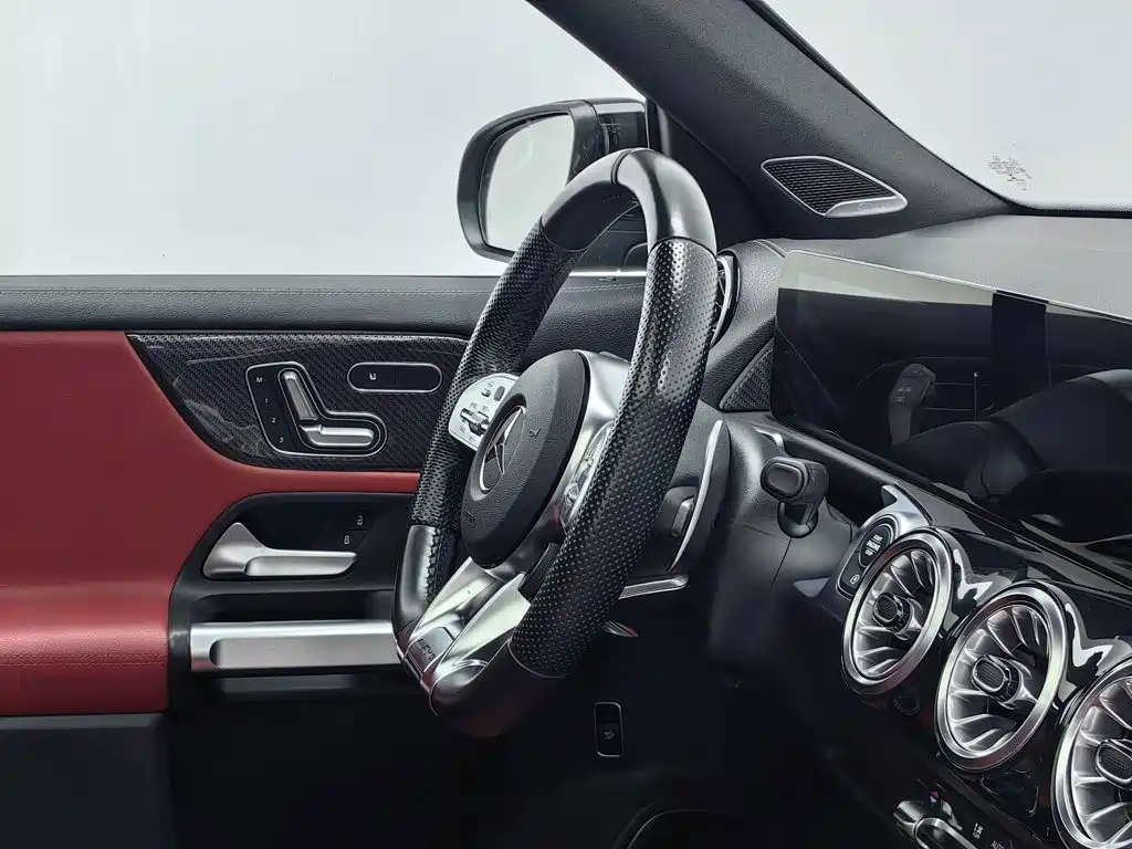 Mercedes-Benz GLB AMG — фото 22