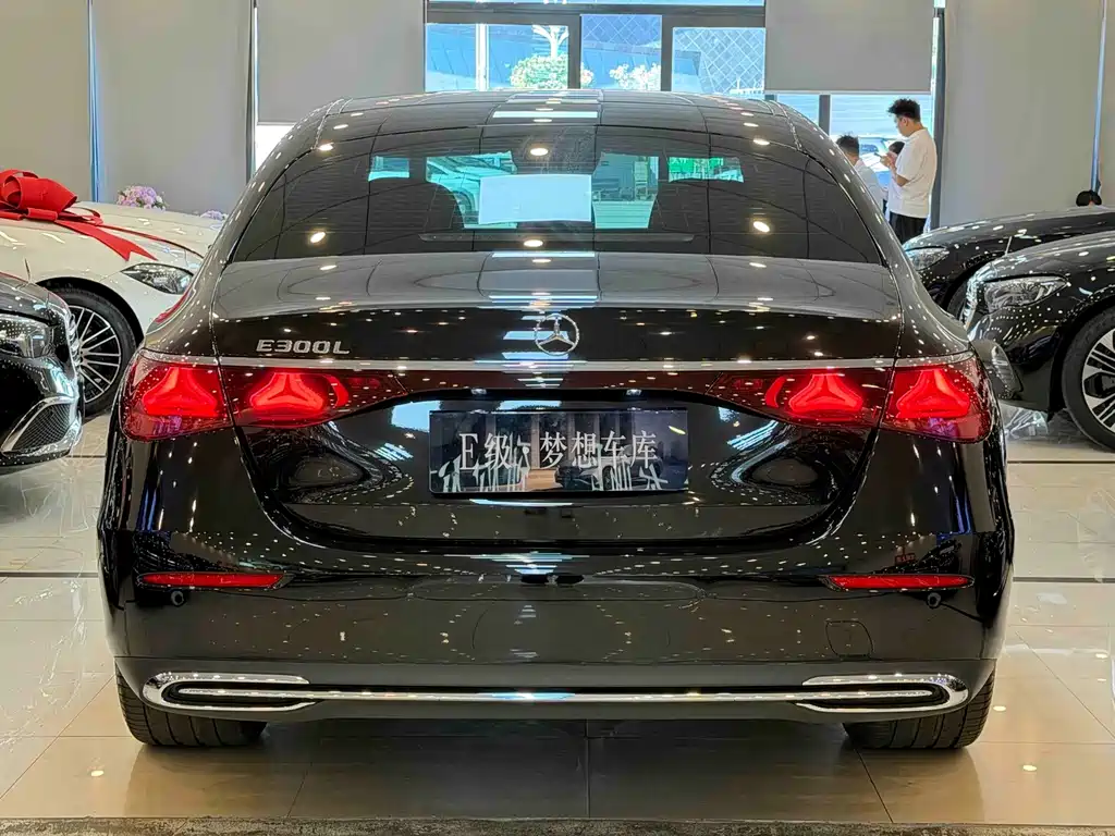Mercedes-Benz E-Class — фото 4