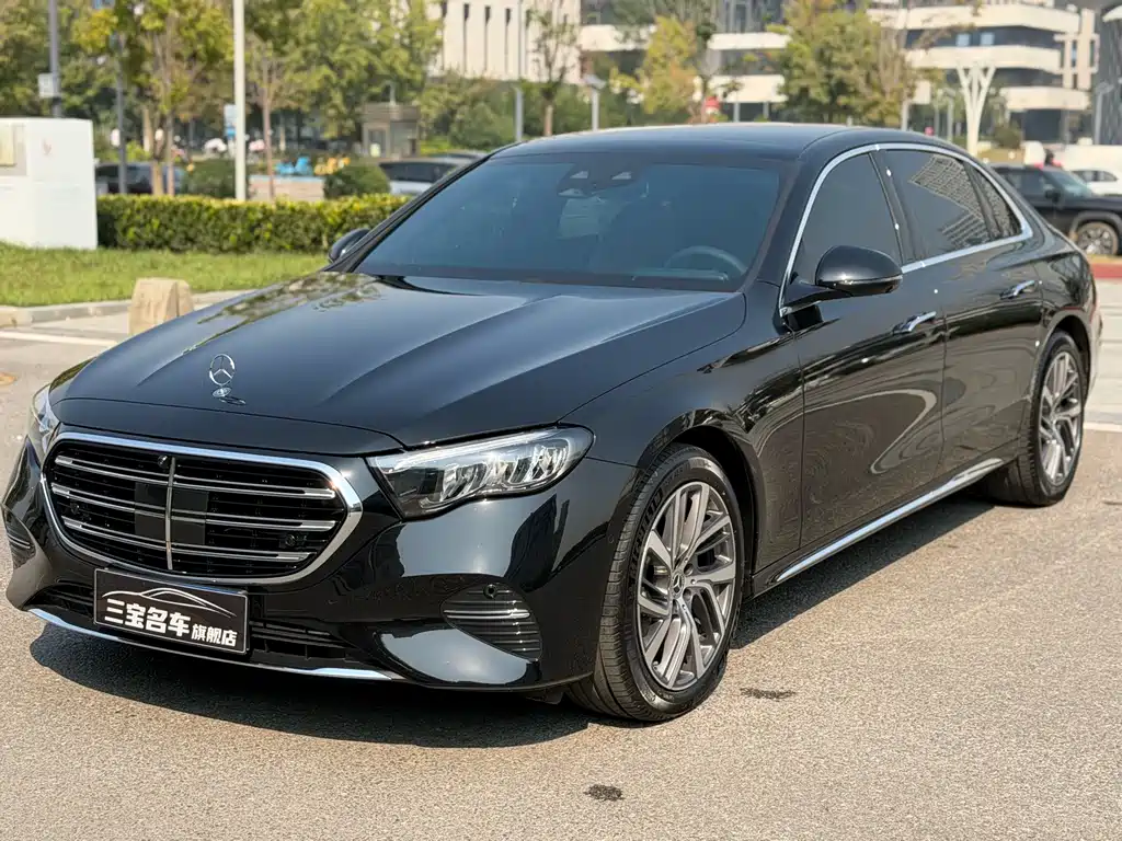 Mercedes-Benz E-Class — фото 1