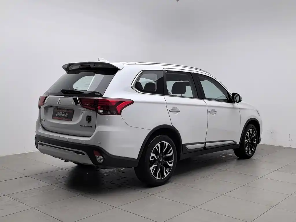 Mitsubishi Outlander — фото 2