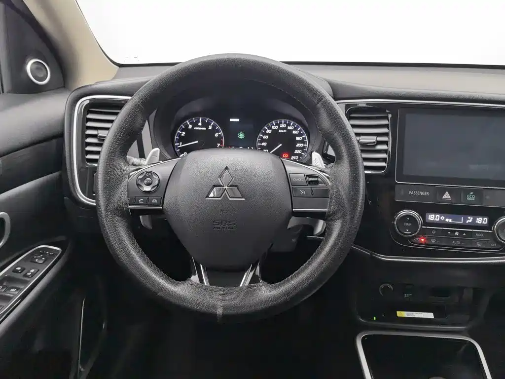 Mitsubishi Outlander — фото 11