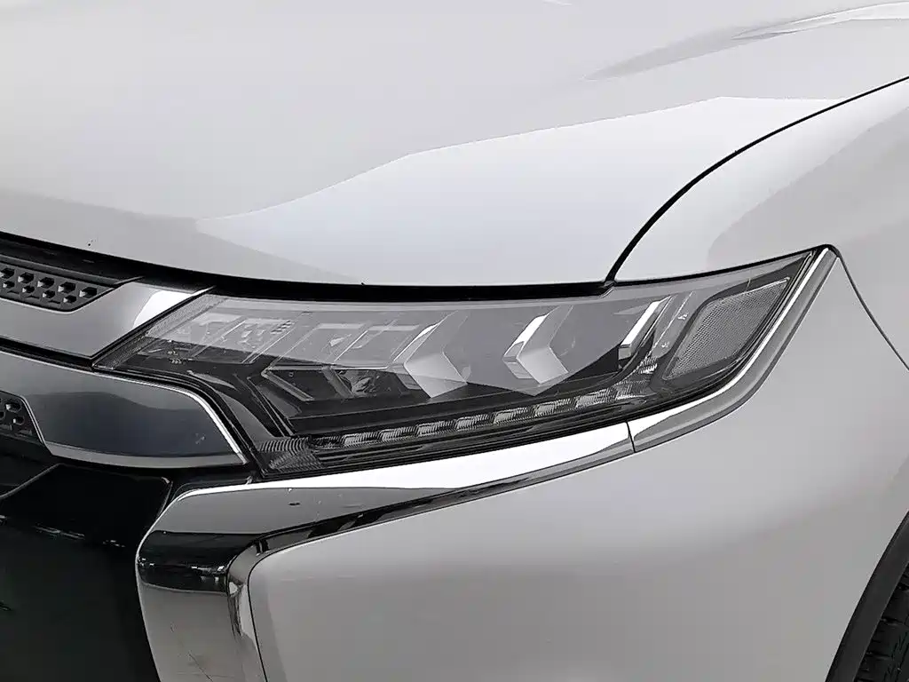 Mitsubishi Outlander — фото 7