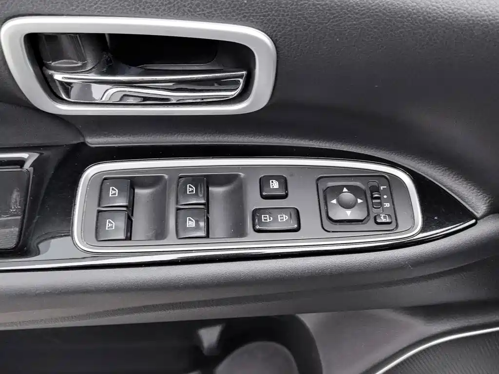 Mitsubishi Outlander — фото 9