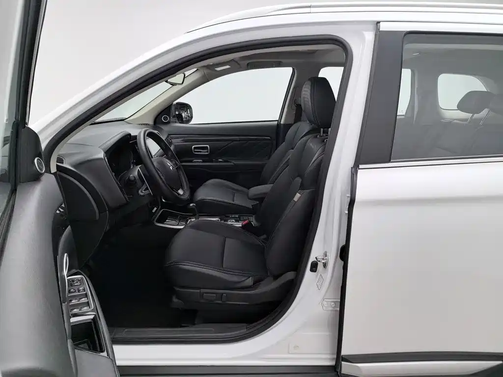 Mitsubishi Outlander — фото 10