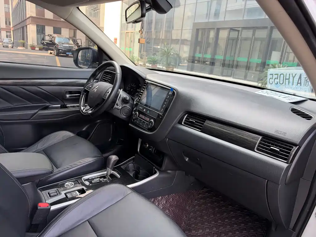 Mitsubishi Outlander — фото 13