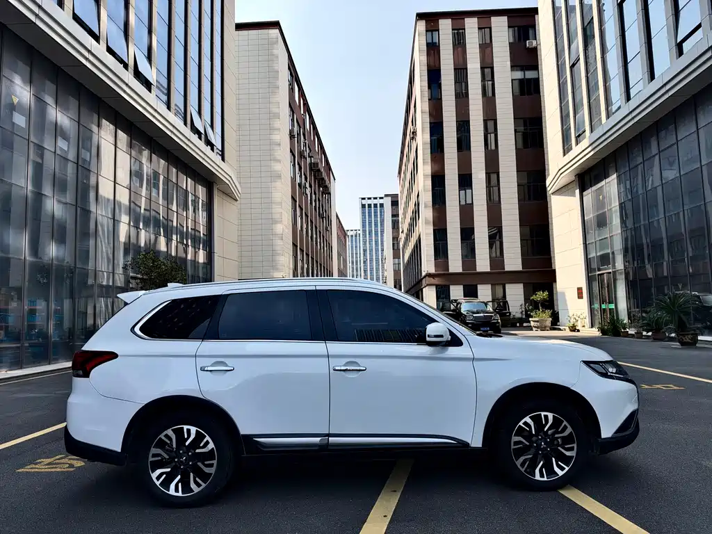 Mitsubishi Outlander — фото 4
