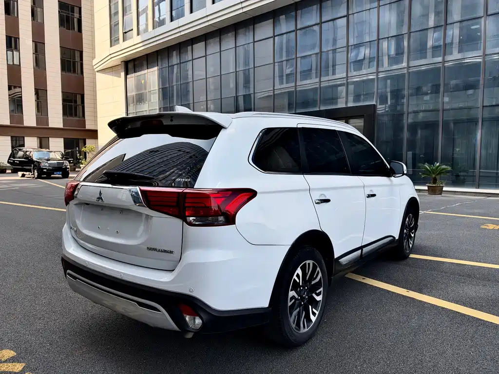 Mitsubishi Outlander — фото 5