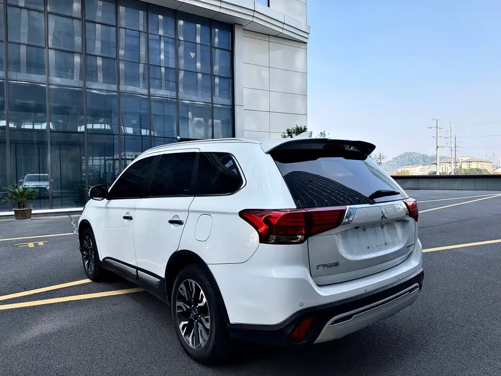 Mitsubishi Outlander — фото 7