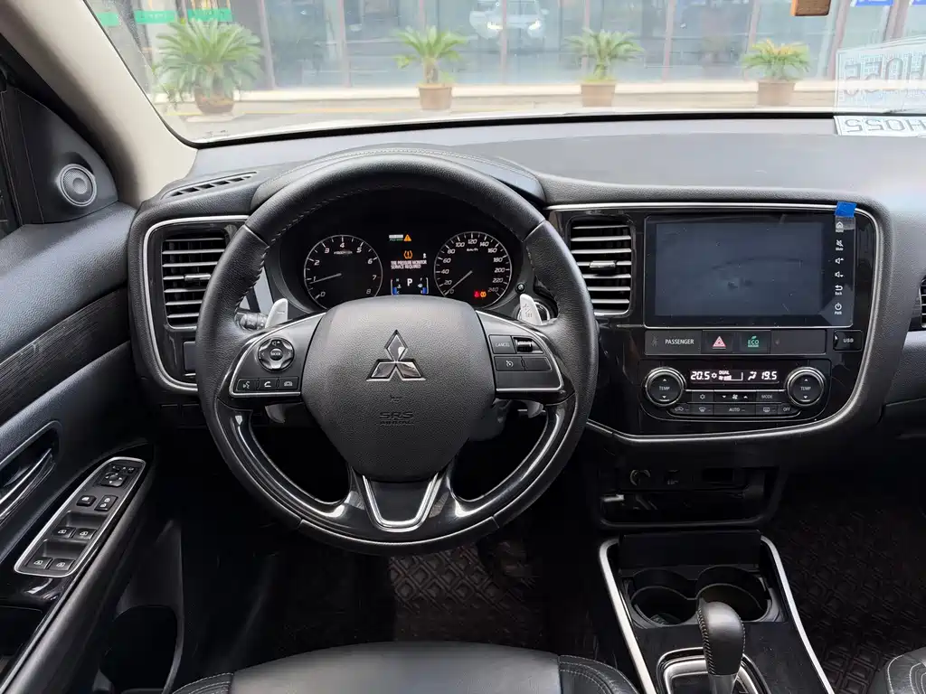 Mitsubishi Outlander — фото 9