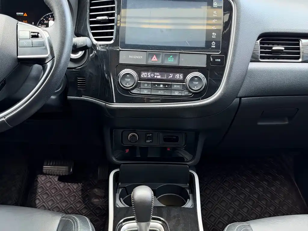 Mitsubishi Outlander — фото 10