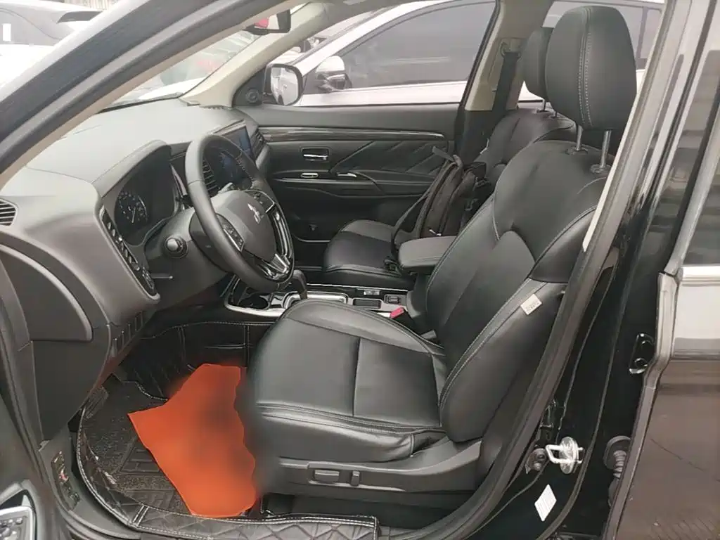Mitsubishi Outlander — фото 14
