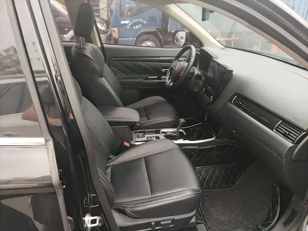 Mitsubishi Outlander — фото 24