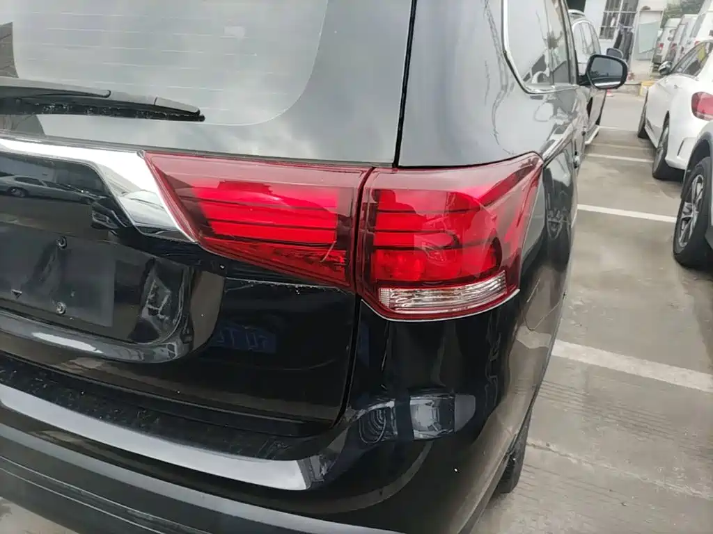 Mitsubishi Outlander — фото 7